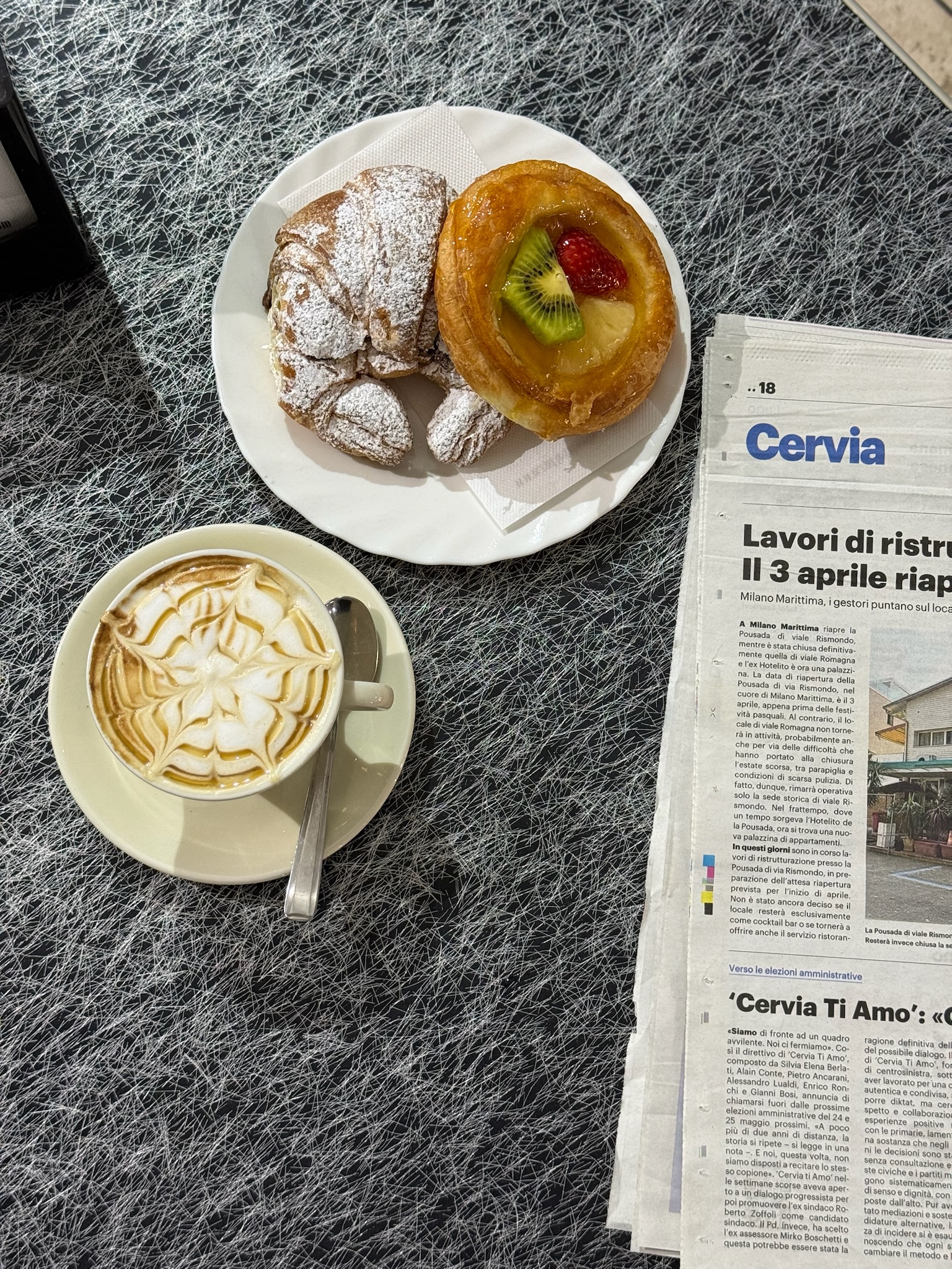 Cappuccino e cornetti — Bar Romagna Cervia
