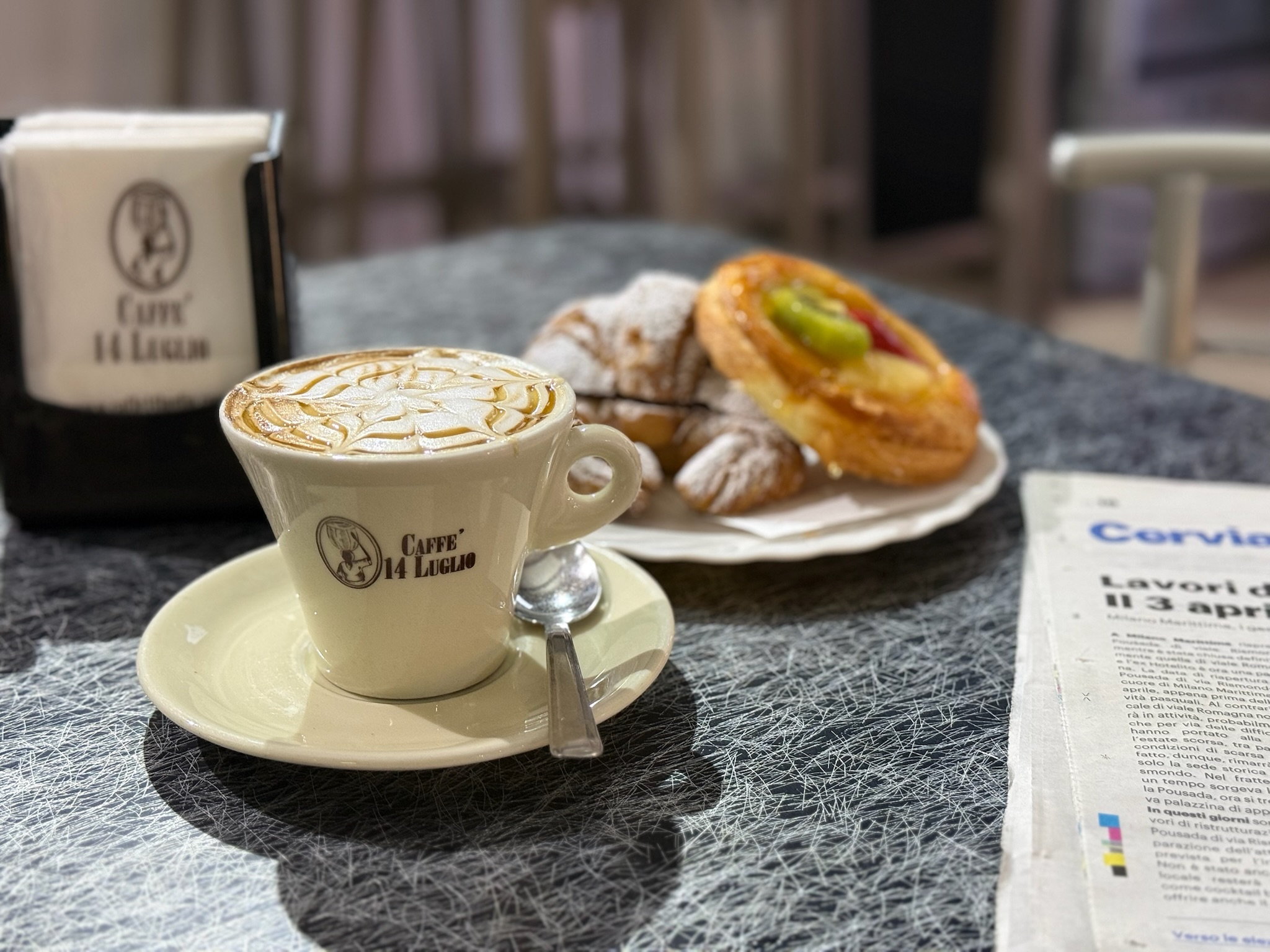 Cappuccino con croissant — Bar Romagna Cervia