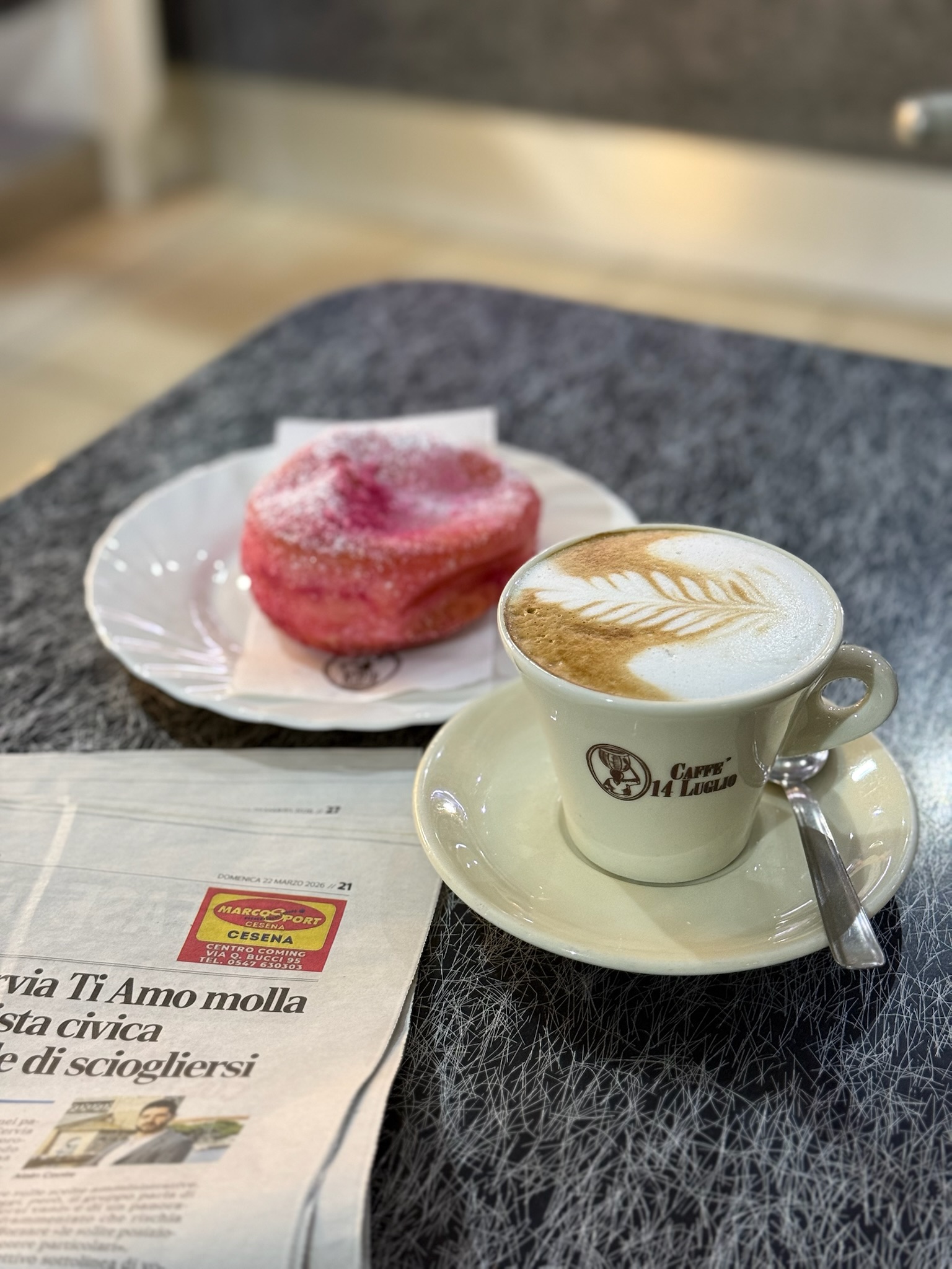 Cappuccino con bombolone — Bar Romagna Cervia